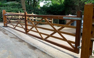 How to measure for a pair of 5 or 6 bar gates between the posts